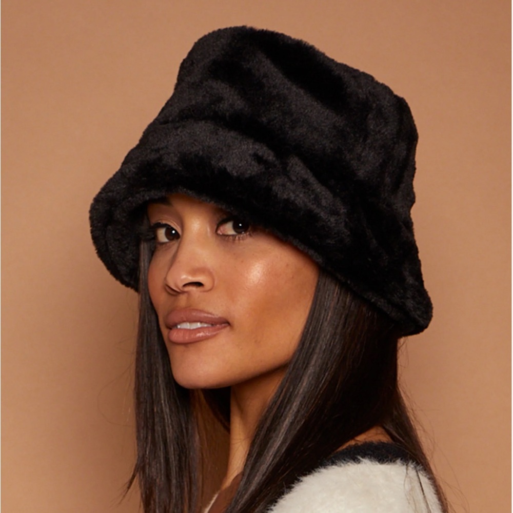 Eugenia Kim hat